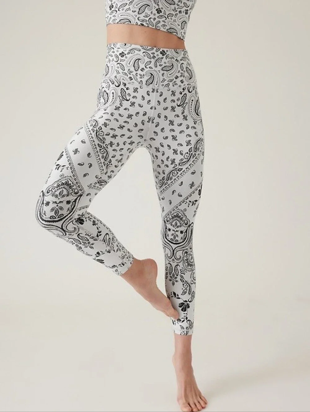 Athleta white black bandana print Elation textured 7/8 tight leggings